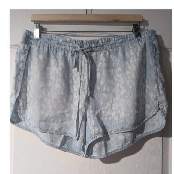 NEW! Bella Dahl | Sporty Short in Animal Spot Denim - Picture 4 of 10